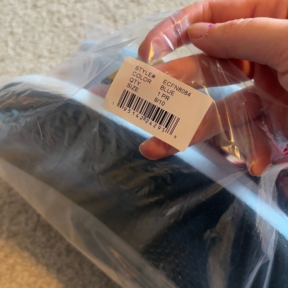 Peanuts Lucy Plush 3D Slippers Christmas Sz 9/10 Women’s Santa Hat Charlie Brown - Picture 7 of 7